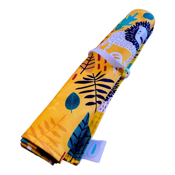 Rollable kid placemat with utencils pocket - Picture 2 of 3